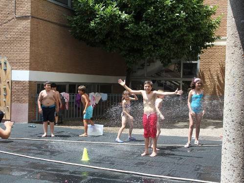 campamentos urbanos en colegios juegos de agua