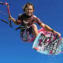 La empresa de Turismo Activo KiteSurfing School Tarifa de Aurelia Herpin, campeona del mundo de kite del año 2006 en la categoría de velocidad, ofrece