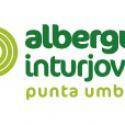 El albergue Inturjoven Punta Umbría se encuentra a pié de playa en Huelva, en un edificio con amplios espacios abiertos, jardines y terrazas frente al