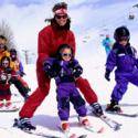 Pura Vida organiza cursillos de esquí y snowboard en Valdesquí, a 65 km de Madrid, para grupos de familias y colegios. Estos paquetes de nieve desde 1