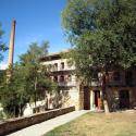 El Albergue Juvenil Francesc de Vinatea se encuentra en la antigua residencia de trabajadores rehabilitada de la fábrica Giner del siglo XIX, junto al