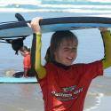 Calima Surf School organiza sus campamentos de verano 2015 en la playa de Famara de Lanzarote, Islas Canarias, con cursos de surf e inglés para niños,