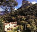 El Albergue Cabrales es un albergue de Categoría Superior ubicado en Asturias, en plenos Picos de Europa, formado por dos edificios de piedra dentro d