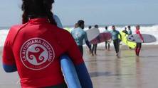 La Asturiana Surfcamp, Escuela de Surf de Llanes, ofrece campamentos de surf y playa de verano 2023 en la playa de San Antolín, en Asturias, en turnos